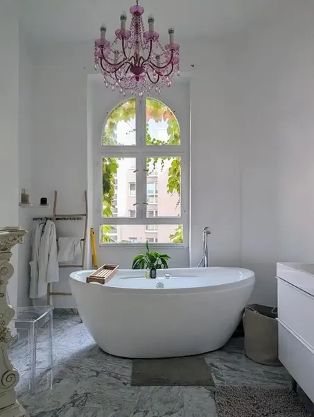 Charlottenburg Life: Design-Altbau mit freistehender Badewanne & Kücheninsel — photo 1